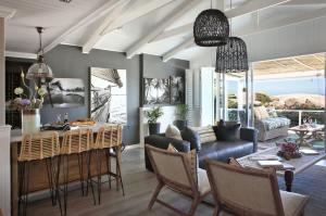Istumisnurk majutusasutuses Beachfront Bungalow with Private Pool in Camps Bay