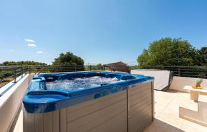 Πισίνα στο ή κοντά στο 4 Bedroom Gorgeous Apartment In Korlat