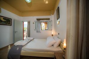 a small bedroom with a bed with a window at Zante Mare in Alikanas