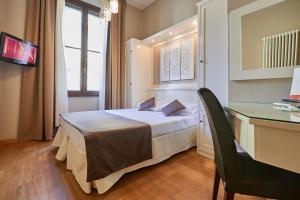 Postel nebo postele na pokoji v ubytování Hotel Cosimo de' Medici