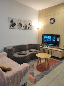 un soggiorno con divano e TV a schermo piatto di Mutiara Melaka Beach Resort a Kampong Pantai Dusun Altre 28 foto