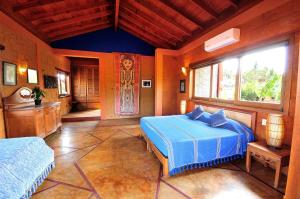 a bedroom with two beds and a window at Hotel Casa San Pancho in San Francisco