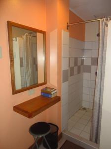 Bathroom sa Park Bed and Breakfast Hotel Pasay