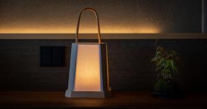 una luz sobre una mesa junto a una planta en maceta en Higashiyama Shikikaboku, en Kioto