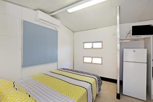 
A bed or beds in a room at AAOK Moondarra Accommodation Village
