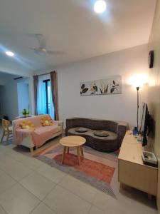 un soggiorno con un divano e un tavolo di Mutiara Melaka Beach Resort a Kampong Pantai Dusun