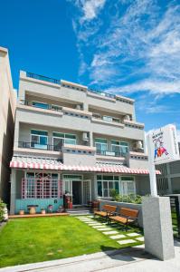 a building with benches in front of it at Maji Homestay in Taitung City