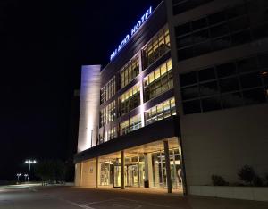 un edificio con un letrero de neón encima en Hotel Palacio Albacete & SPA, en Albacete
