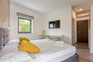 Katil atau katil-katil dalam bilik di Contemporary Villa Nada with Pool and Sauna +17 gambar