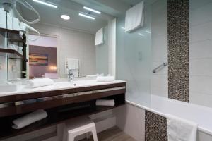 Koupelna v ubytování Logis Hotel Arc En Ciel