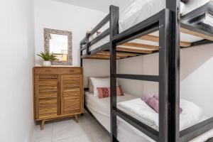 En eller flere senge i et værelse på Surga Homes In Kuta, Lombok