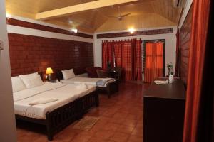Rúm í herbergi á Hillview Beach Resort