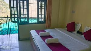 a large bed in a room with a window at Hotel Nanak bharmour manimahesh in Brāhmaur