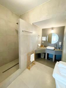 Un baño con ducha, lavabo y espejo. en Speires suites, en Iraklia 88 fotos más