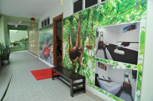 um corredor com um mural de um macaco numa parede em Api-Api GuestHouse em Kota Kinabalu