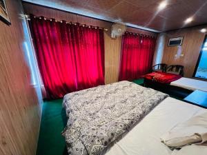 Llit o llits en una habitació de Skardu Lodge