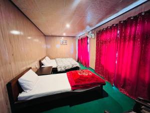Llit o llits en una habitació de Skardu Lodge 37 fotos més