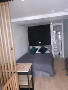 Ένα ή περισσότερα κρεβάτια σε δωμάτιο στο escapespaparis +8 φωτογραφίες