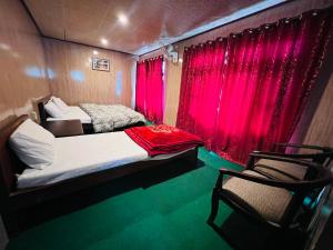 Llit o llits en una habitació de Skardu Lodge