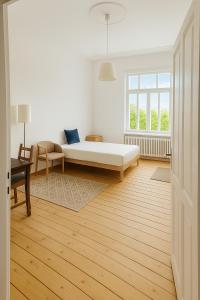 a white room with a bed and a window at Ruhig in zentraler Lage mit Villen-Flair in Bad Kreuznach