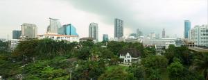 バンコクにあるジ イン サラデンの背景高層ビル群の街並み