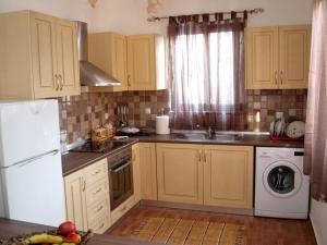 ハラキにあるtraditional villa aphroditeのキッチン(白い冷蔵庫、食器洗い機付)