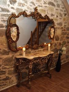 ハラキにあるtraditional villa aphroditeの燭台と鏡