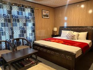 Llit o llits en una habitació de Skardu Lodge