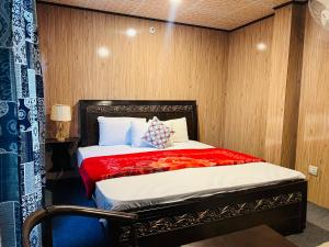 Llit o llits en una habitació de Skardu Lodge