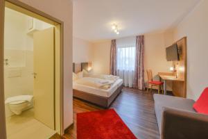 een hotelkamer met een bed en een badkamer bij Hotel Gasthof Hainzinger in Einsbach