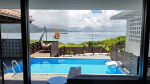 本部風の音的可以看到水景的游泳池