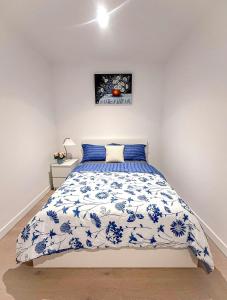 a bedroom with a bed with a blue and white bedspread at 2-Bedroom Apartment in Melbourne CBD with Balcony, Pool & Gym Access in Melbourne +31 photos