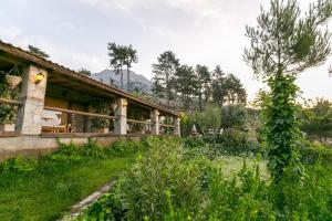 Jardín al aire libre en Olympos Mountain Lodge