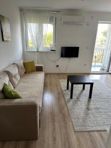 Μια τηλεόραση ή/και κέντρο ψυχαγωγίας στο Two bedroom apartment in Rakovica