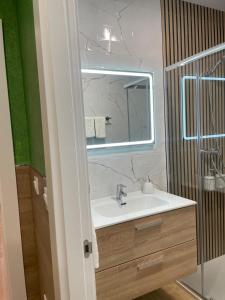 Ένα μπάνιο στο Apartamentos La Guera