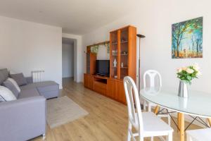 a living room with a table and a couch at Soto de la Marina I Parking Privado I Wifi I Playa in Soto de la Marina