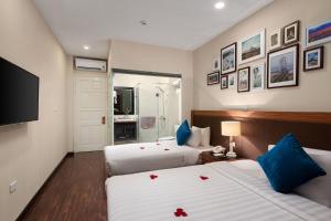 Postel nebo postele na pokoji v ubytování Golden Moon Suite Hotel & Travel