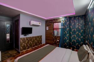 Televisyen dan/atau pusat hiburan di OYO 81208 HOTEL TERRENE EMPIRe