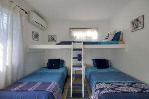 Postel nebo postele na pokoji v ubytování St Lucia Ocean View Lodge + 37 fotografií