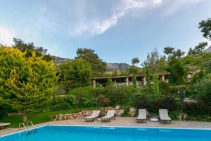 a resort with a swimming pool and a house at Olympos Mountain Lodge in Beycik