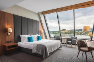 Posteľ alebo postele v izbe v ubytovaní Heron Live Hotel Marina & SPA + 37 fotografií