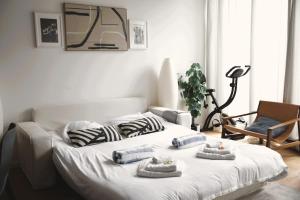 Χώρος καθιστικού στο Modern & Sunny 1BR Apartment with swimming pool