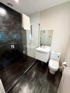 クロムウェルにあるHighlands Oasisのトイレ、シャワー、洗面台を備えたバスルーム +11枚の写真