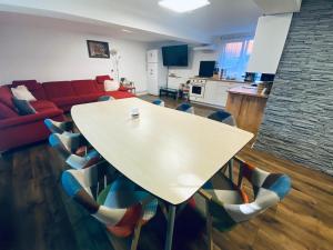 a living room with a white table and chairs at Cabana Revnic in Băişoara