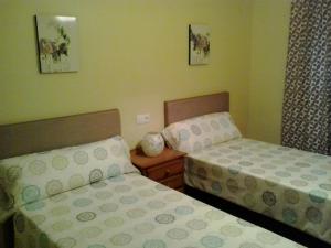 two beds in a small room with two beds at plaza artesania in La Barca de la Florida