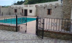 Villa con piscina detrás de una valla en Casa Rural Las Provincias, en Prado del Rey