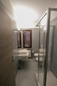 łazienka z 2 umywalkami i 2 toaletami w obiekcie Villa Oldrado w mieście Cantù