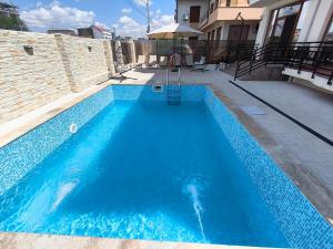 a large blue swimming pool in a house at SunRiviera Mamaia Nord in Mamaia Sat/Năvodari