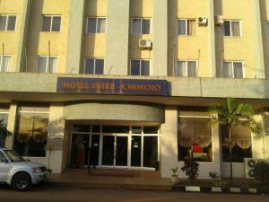 a hotel with a car parked in front of it at Hotel Inter Chimoio in Chimoio