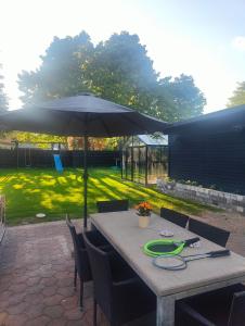 HovborgFelicia's Apartments的露台上的桌子和遮阳伞